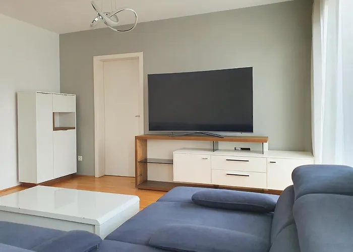 Apartment Near Lake Spacious & Furnished Beautiful